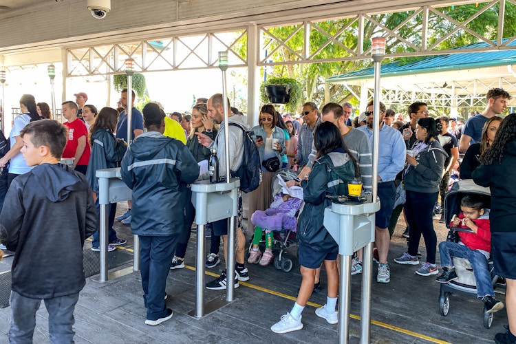 people lined up to gain entry to SeaWorld Orlando