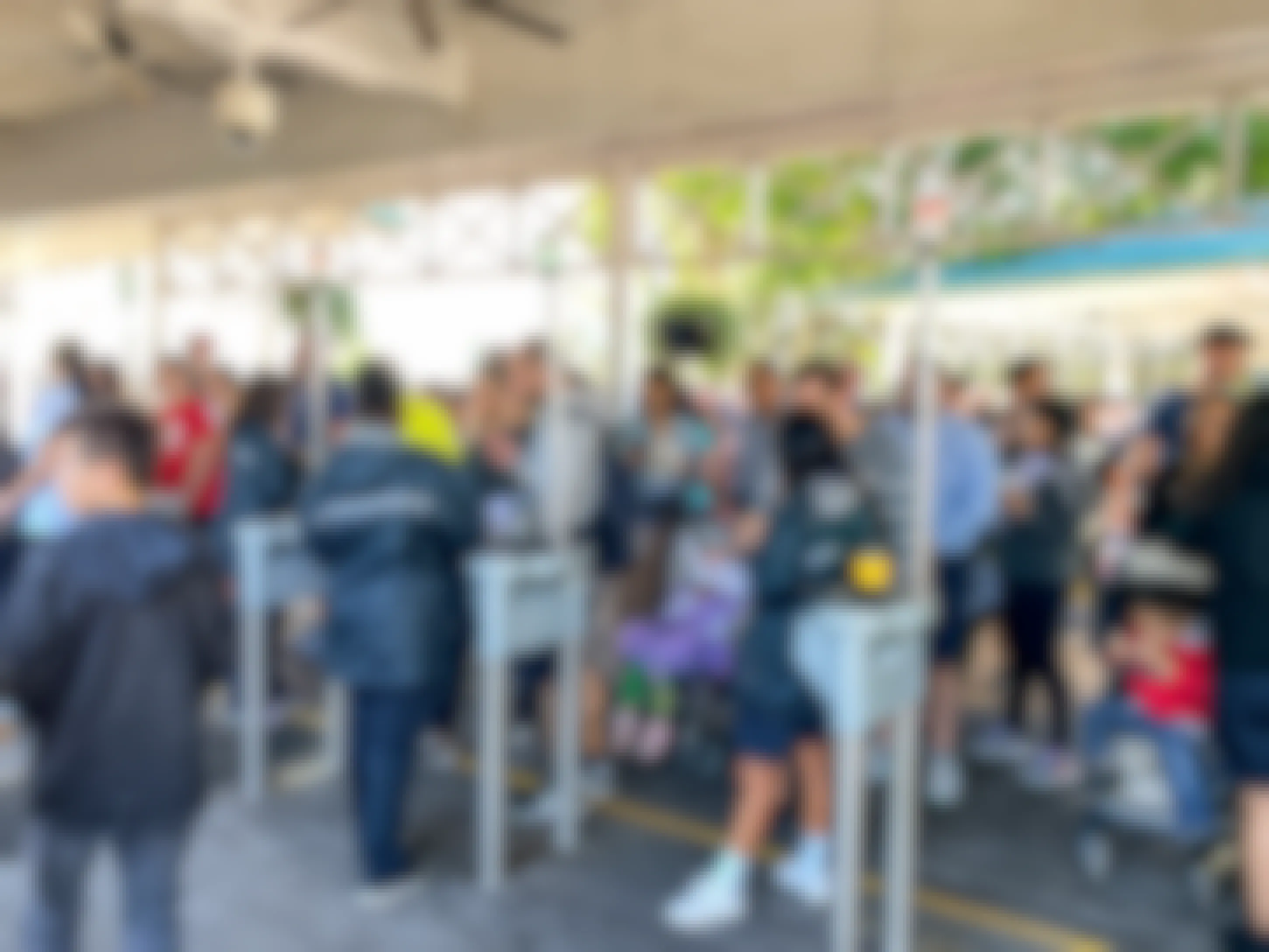 people lined up to gain entry to SeaWorld Orlando