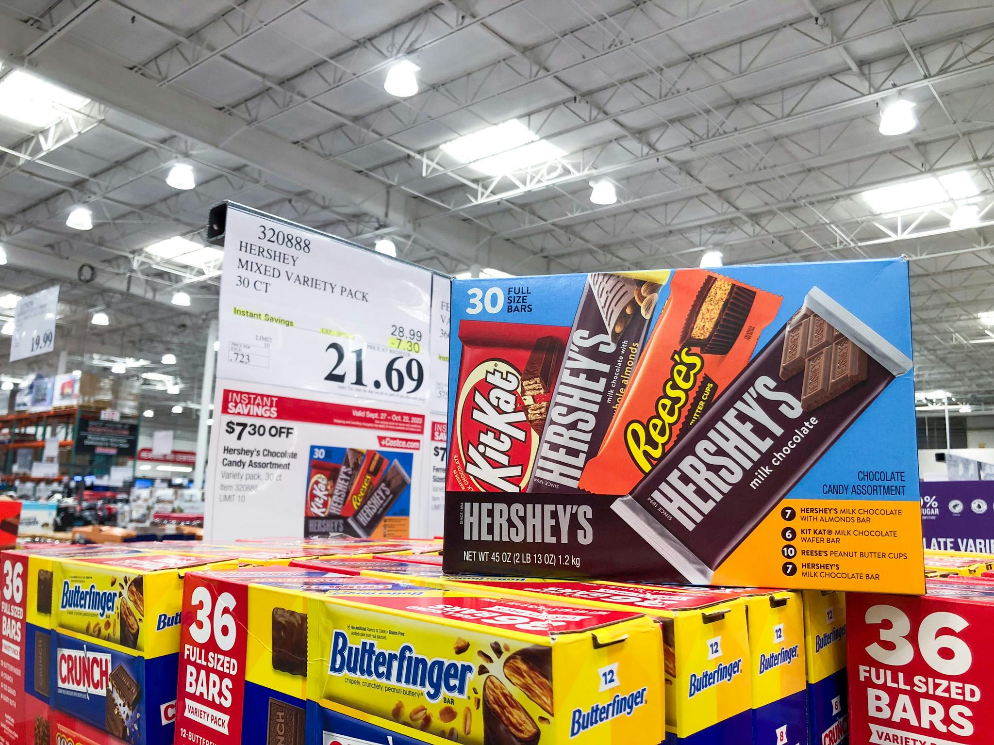 Costco Is Selling A Hershey's Variety Pack With 30 Full Size Candy Bars For  Less Than $15!